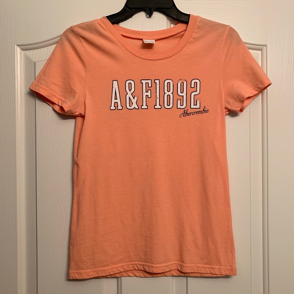 🛍 2/$15 A&F Sz L Women’s Graphic Tee